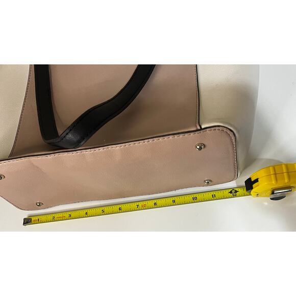 Guess Classic Y2K Beige & White tote with Black Straps and Charms. Travel, Work - Picture 10 of 10